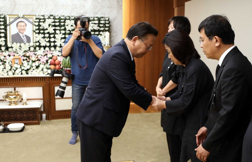 김부겸 행정안전부 장관이 23일 오후 서울 서대문구 연세대학교 세브란스 병원 장례식장에 마련된 고 노회찬 정의당 원내대표의 빈소를 찾아 조문하고, 의원들을 위로하고 있다. 연합뉴스